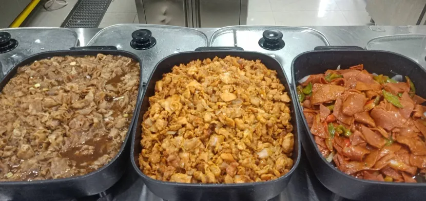 学校拥有一个可容纳三千学生的食堂,学校伙食整体评价不错。(图 3)