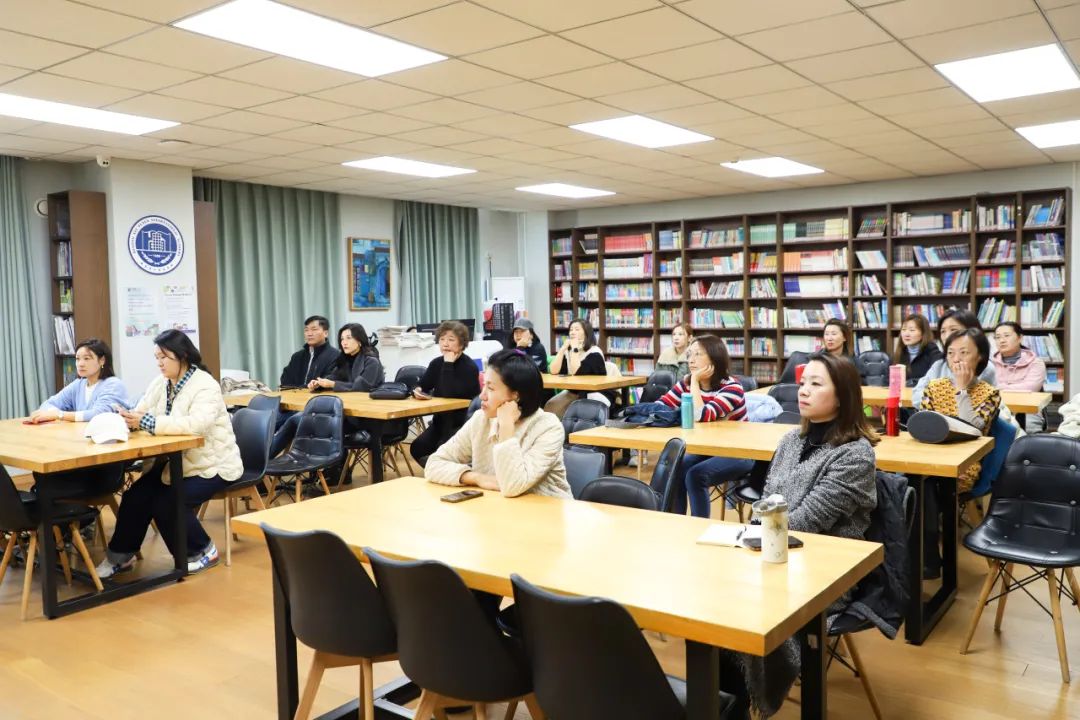 除了面向学生的心理健康培育工作,新府学还十分注重与家长的沟通与合