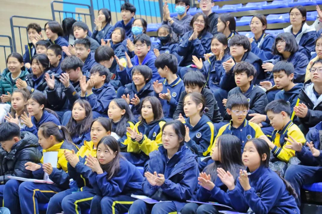雷奥教授向孩子们展示AI在前沿科技领域的最新突破,并告诉孩子们:
