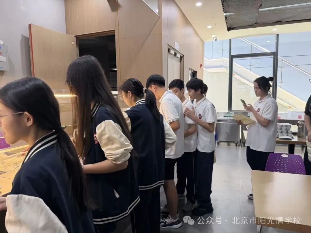 食堂也做好了新学期的保障工作，就餐环境干净整洁，菜品丰富