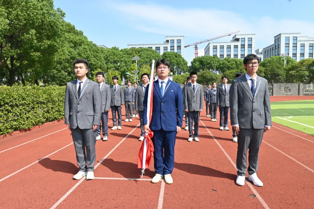 9月1日上午,全体师生齐聚操场,一场庄重而热烈的开学典礼正式拉开(图 2)