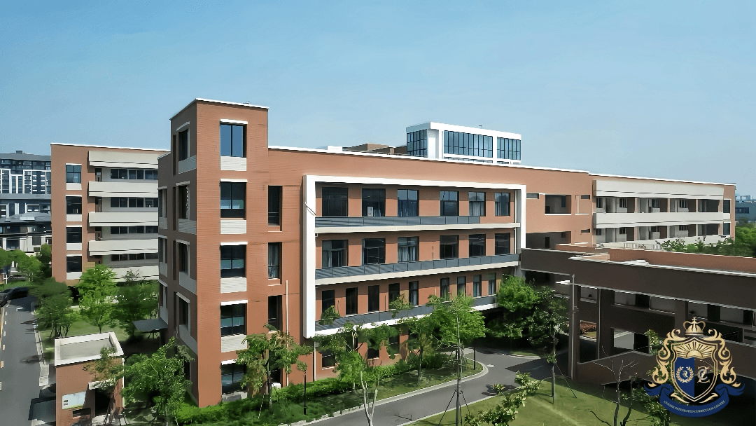 学校与宿舍往返由校车接送。以方便学生上学和放学。(图 2)