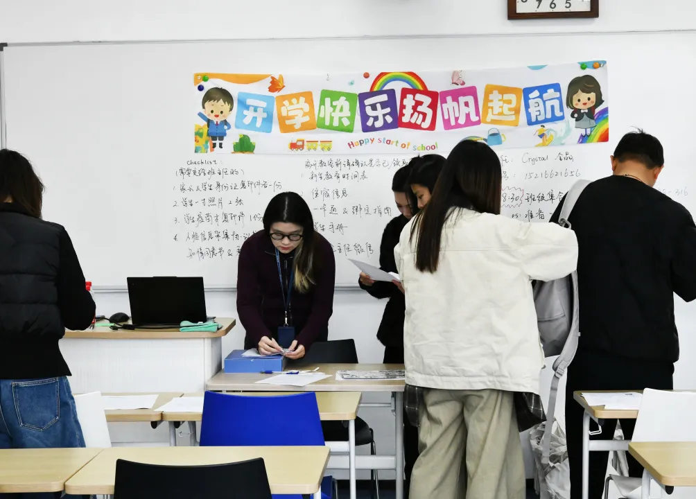 签到完毕后,新生们步入各自的教室,与班主任老师初次相见