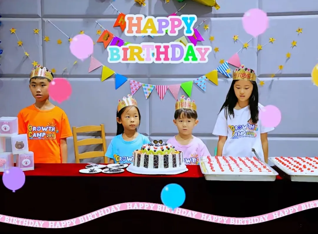 她至今记得，在新府学度过的第一个生日 熟悉的生日歌轻轻唱响
