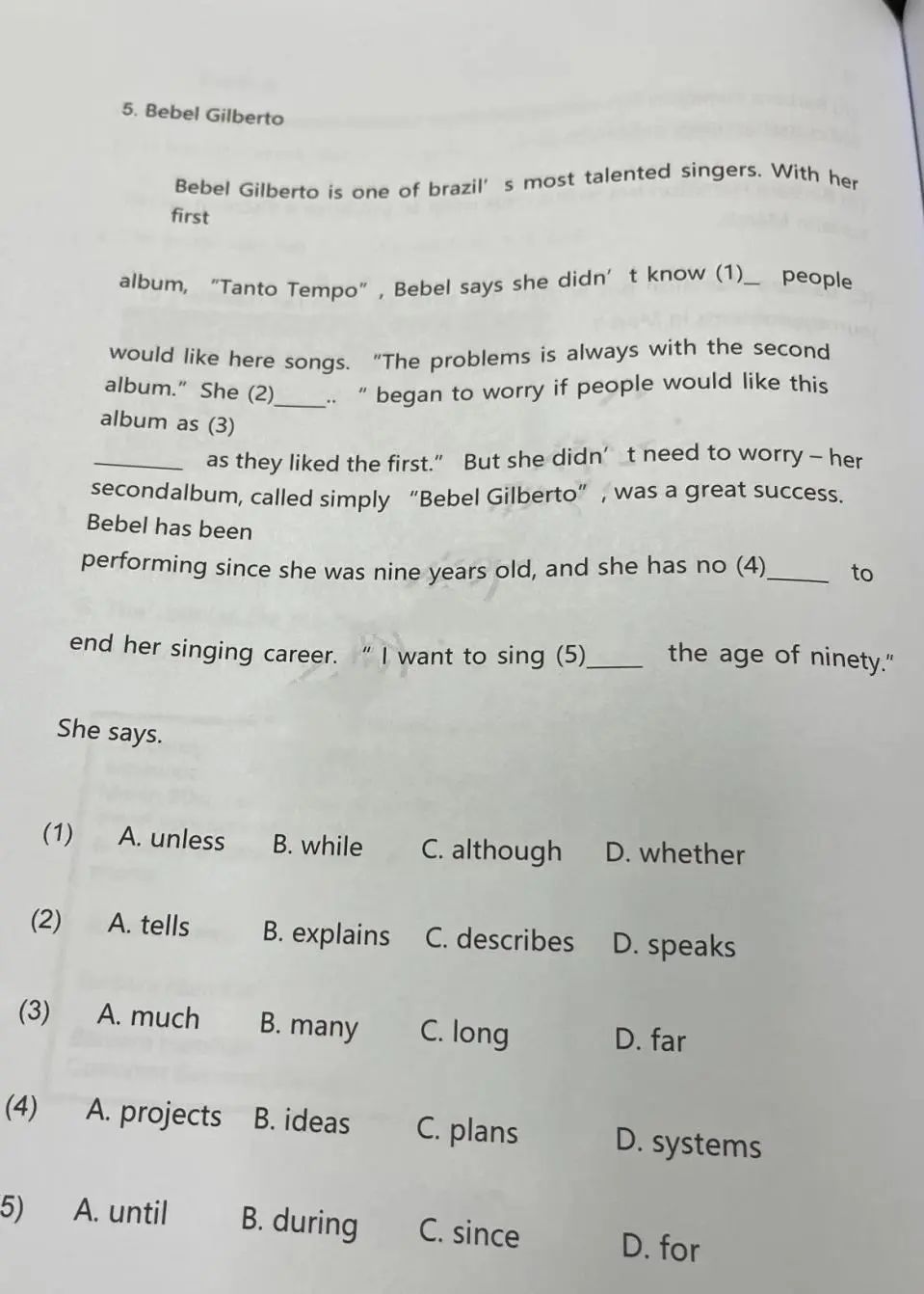 主要考察词汇的使用和辨析、完形填空等(图 2)