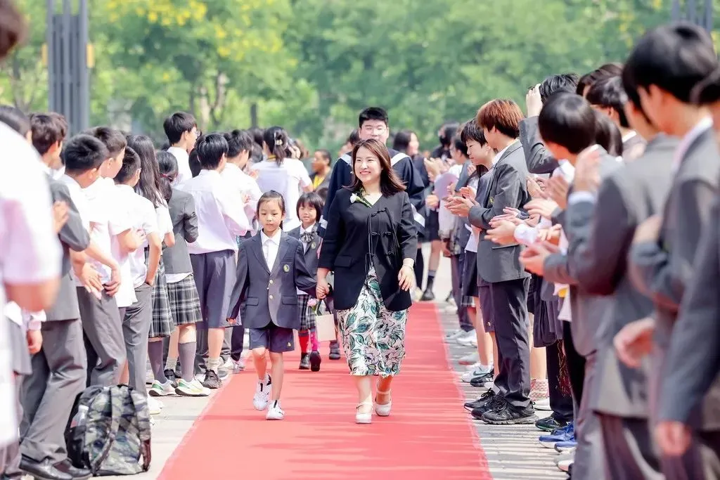 穿梭在小学部走廊，牵起学前班小朋友的手，走上成长之路（图 2）