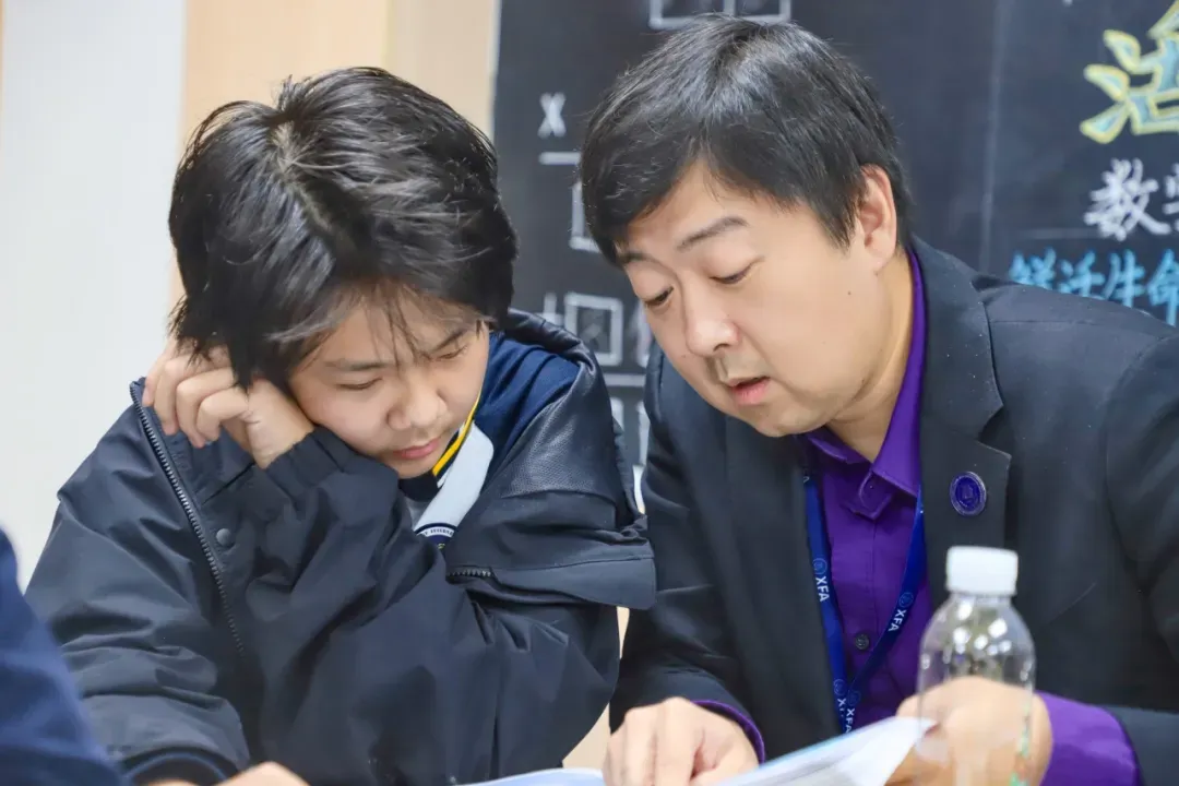 马昕光校长始终扎根教学一线，以学生成长为核心