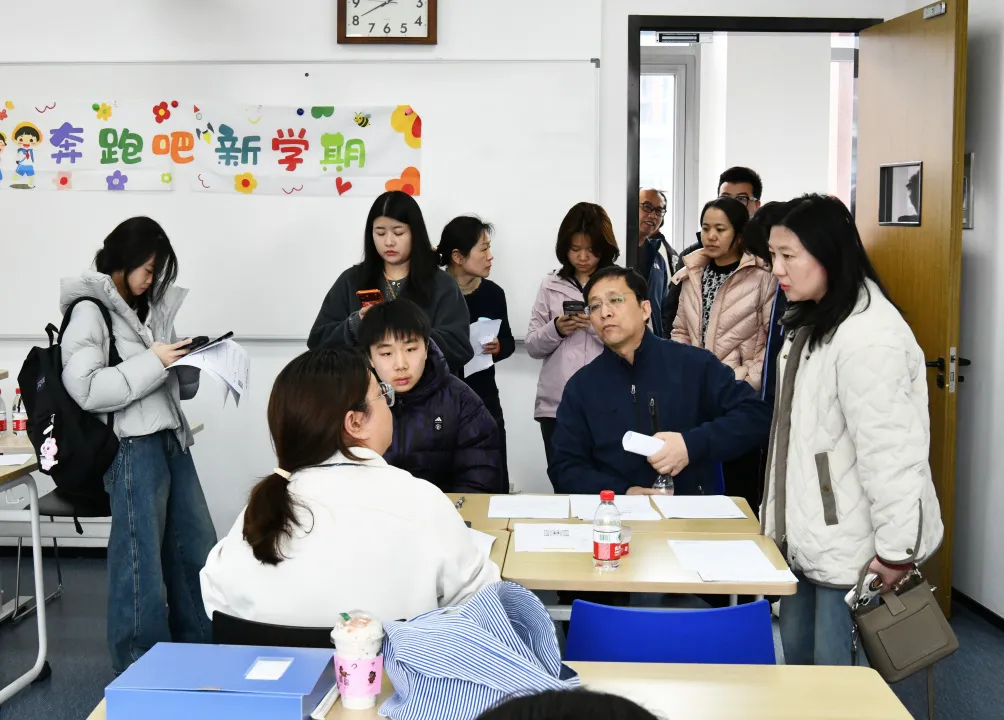 签到完毕后,新生们步入各自的教室,与班主任老师初次相见(图 2)