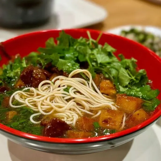 面点窗口:供应手工面条、馄饨等现做面食,搭配多种浇头;