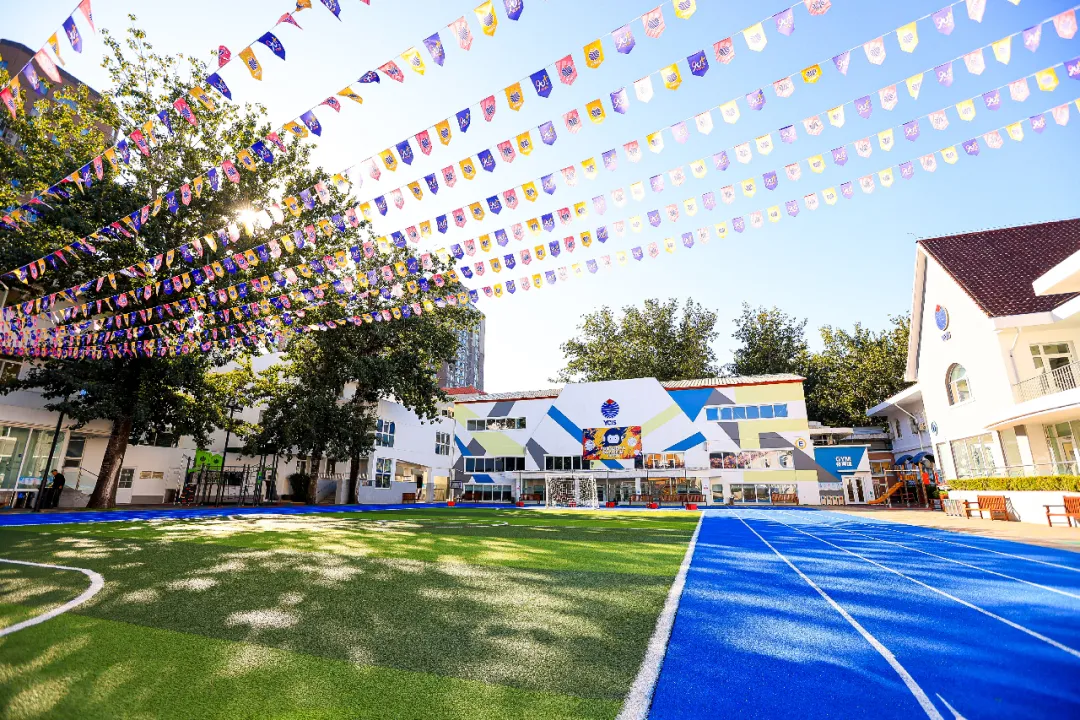 北京耀中坐落在北京朝阳区红领巾公园内,位置优越,交通便利。