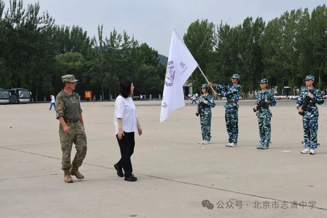 仪式在庄严的升国旗、奏唱国歌中拉开序幕。