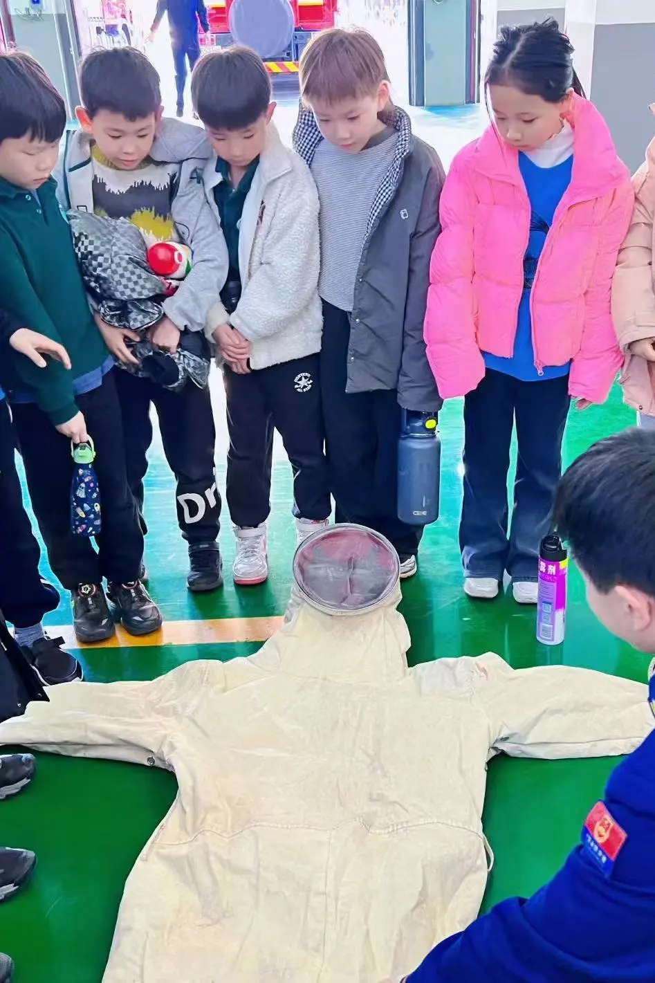 三年级探究 自然灾害 时，语文课堂上孩子们书写灾难中的温情故事（图 2）