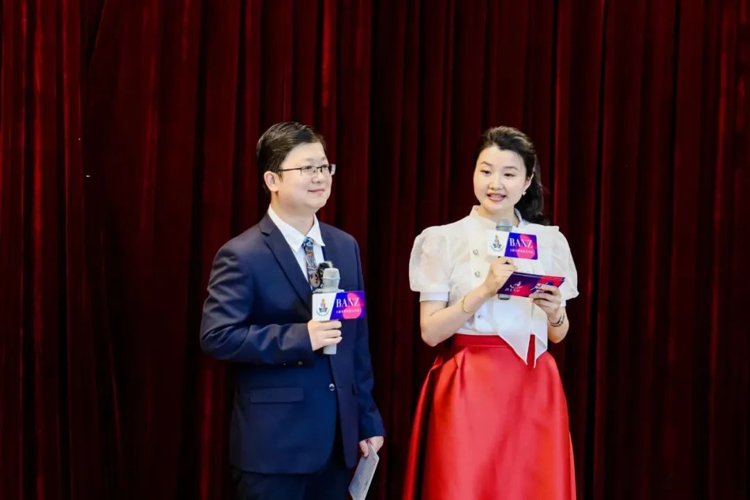 英国牛津AQA考试局中国区代表谭赛女士、BANZ全球化校区学校贺伟校长共同担任主持人。