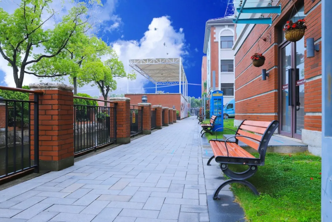 有任何问题想要去办公室里探讨，只要在微信上和 于博 说一声就行 