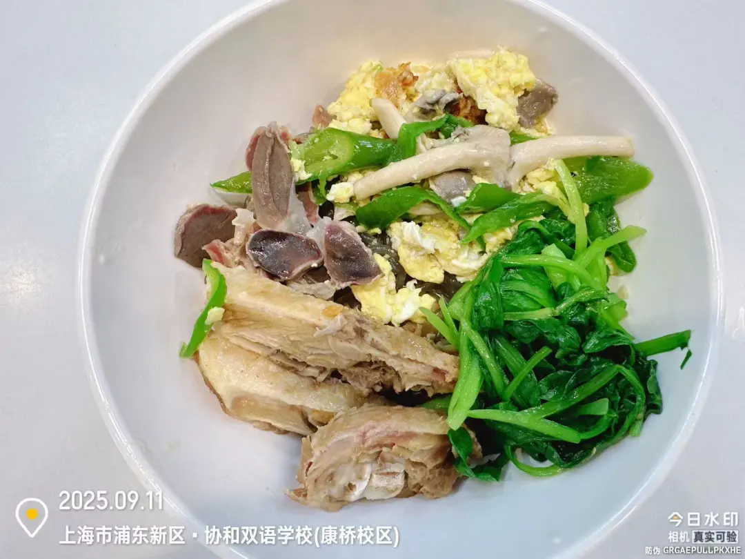 色泽红亮、肉质鲜嫩的蜜汁叉烧,一口下去