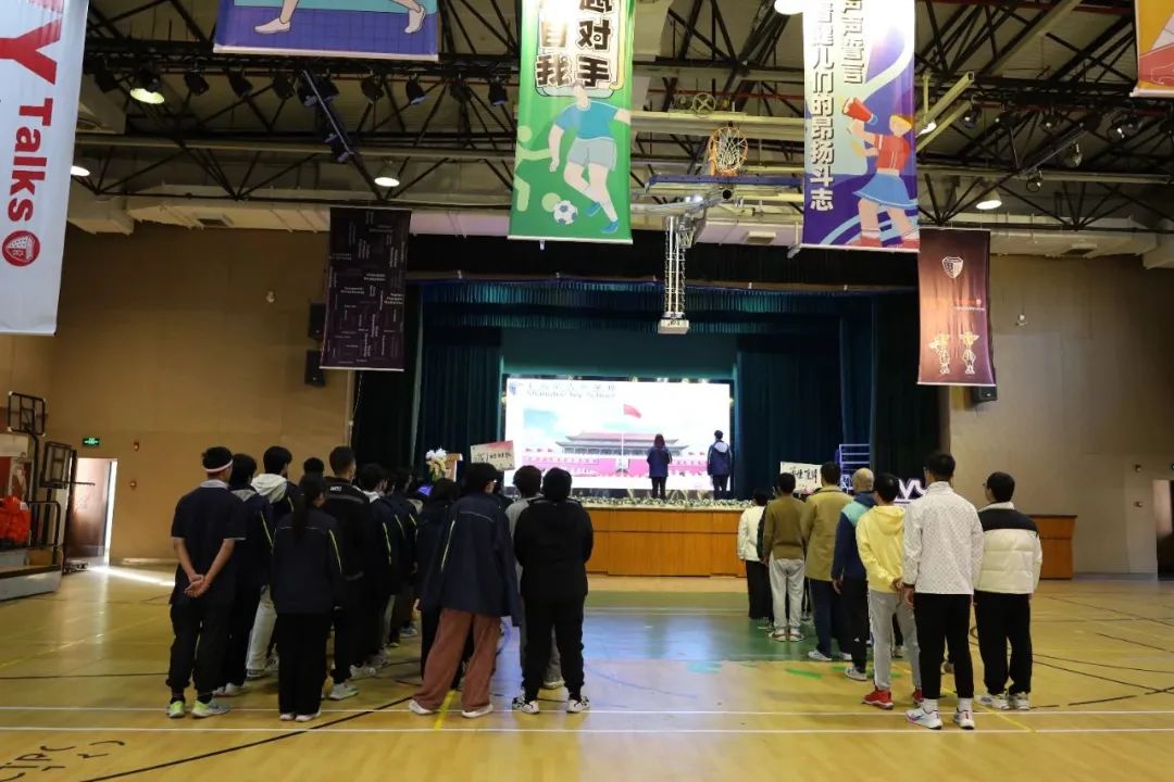 面对国旗,庄严宣誓