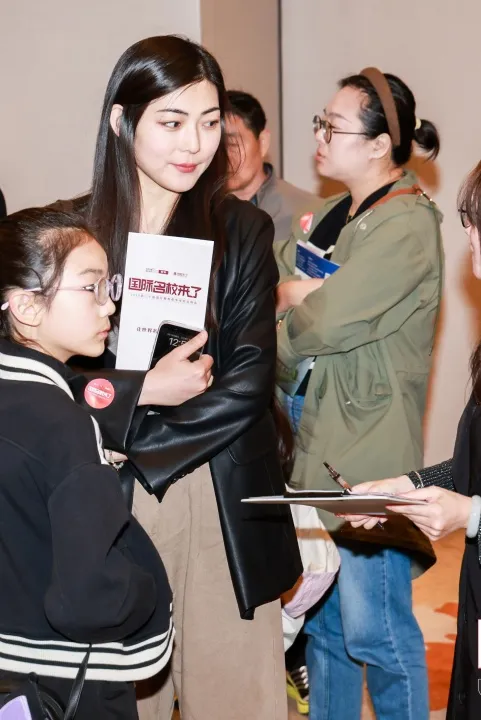活动通过权威政策解读、名校招生官面对面、校长现场讲座等环节（图 2）