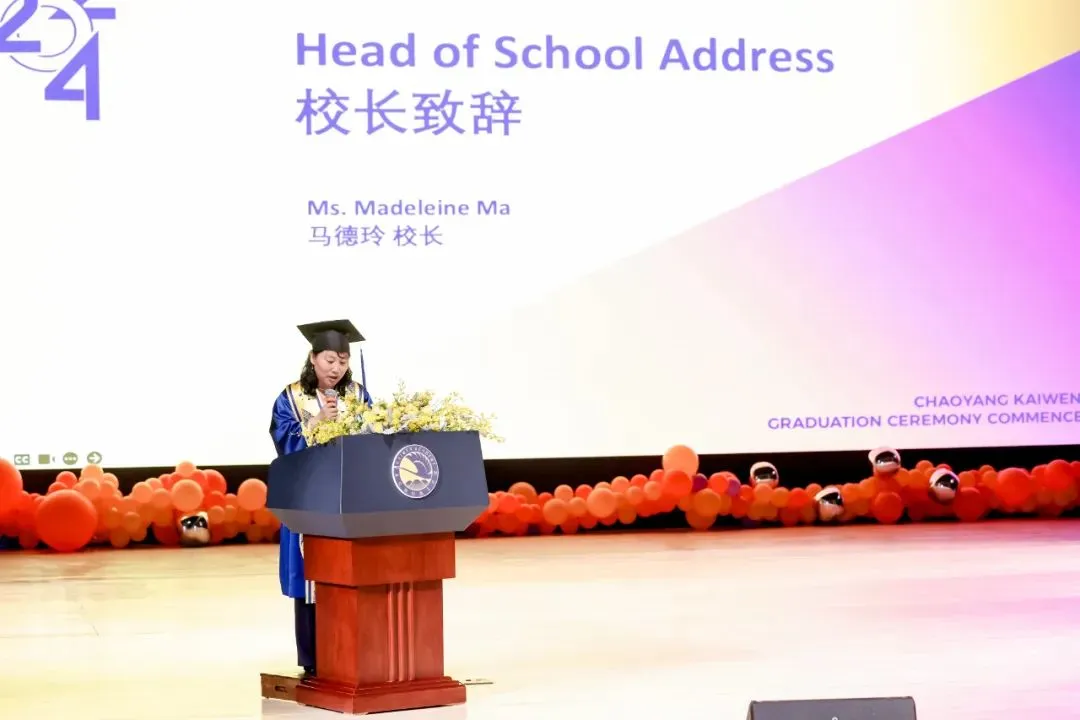 毕业临别之际，朝阳凯文学校校长马德玲女士上台致辞