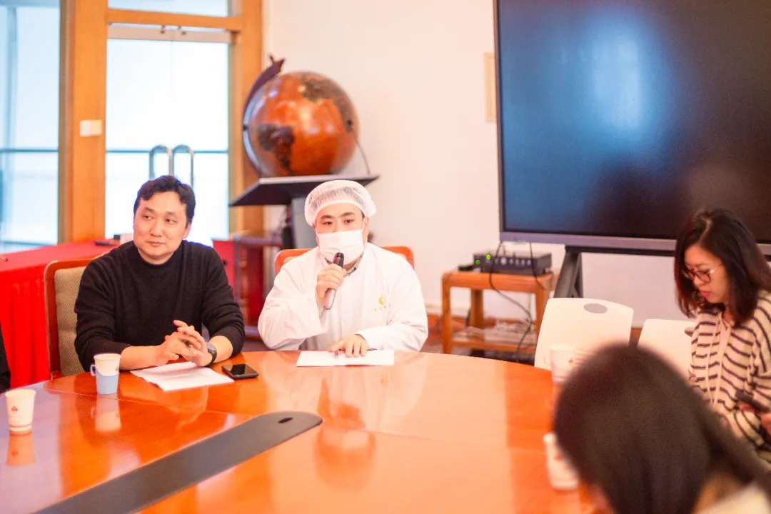 今天的座谈会，通过 听、看、尝、议 四个环节