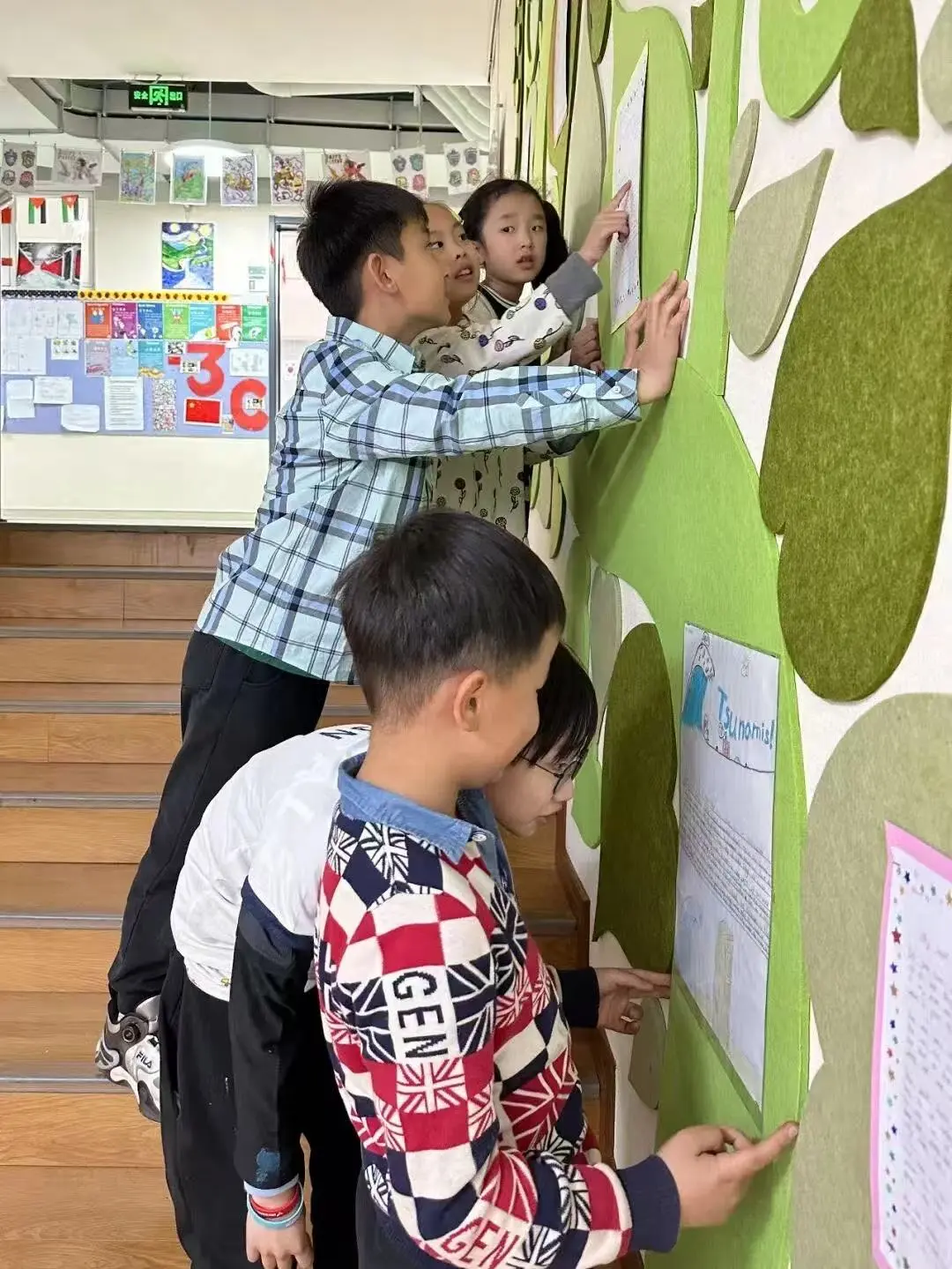 教学楼的楼梯间，是孩子们的 阅读爬藤墙 ，每一张读书分享海报（图 8）