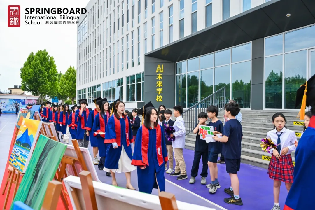 仪式现场布置庄重而温馨,台下师长、家长、低年级学生有序落座