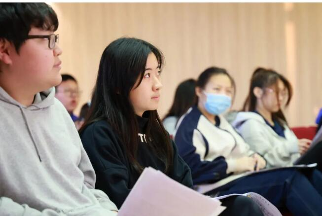 「长笛是单旋律乐器,合唱团是多声部的表现形式