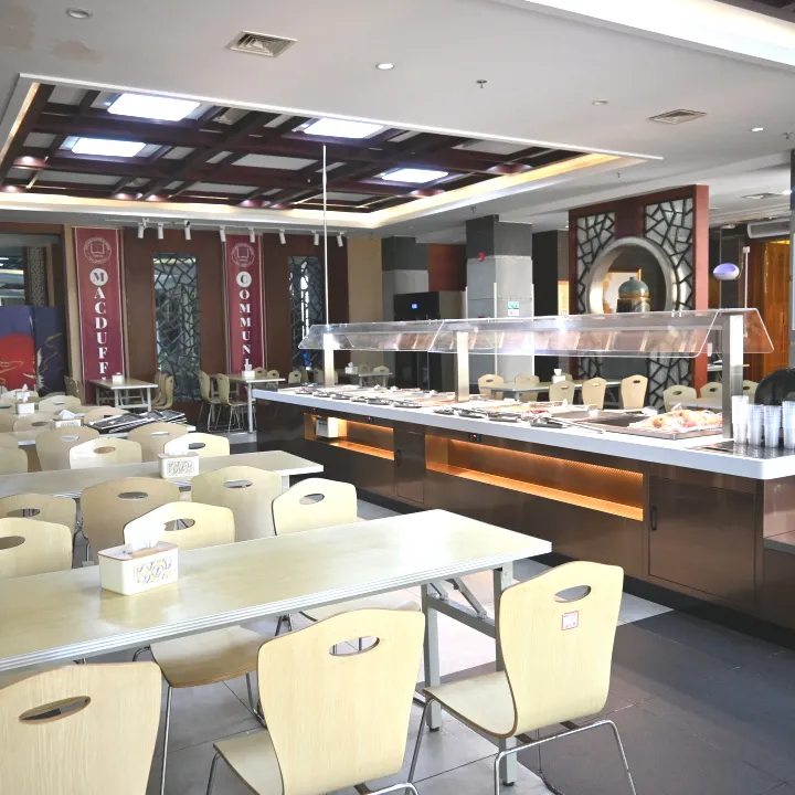 学校采取自助式食堂,所有食材都精心挑选,荤素搭配得当(图 2)