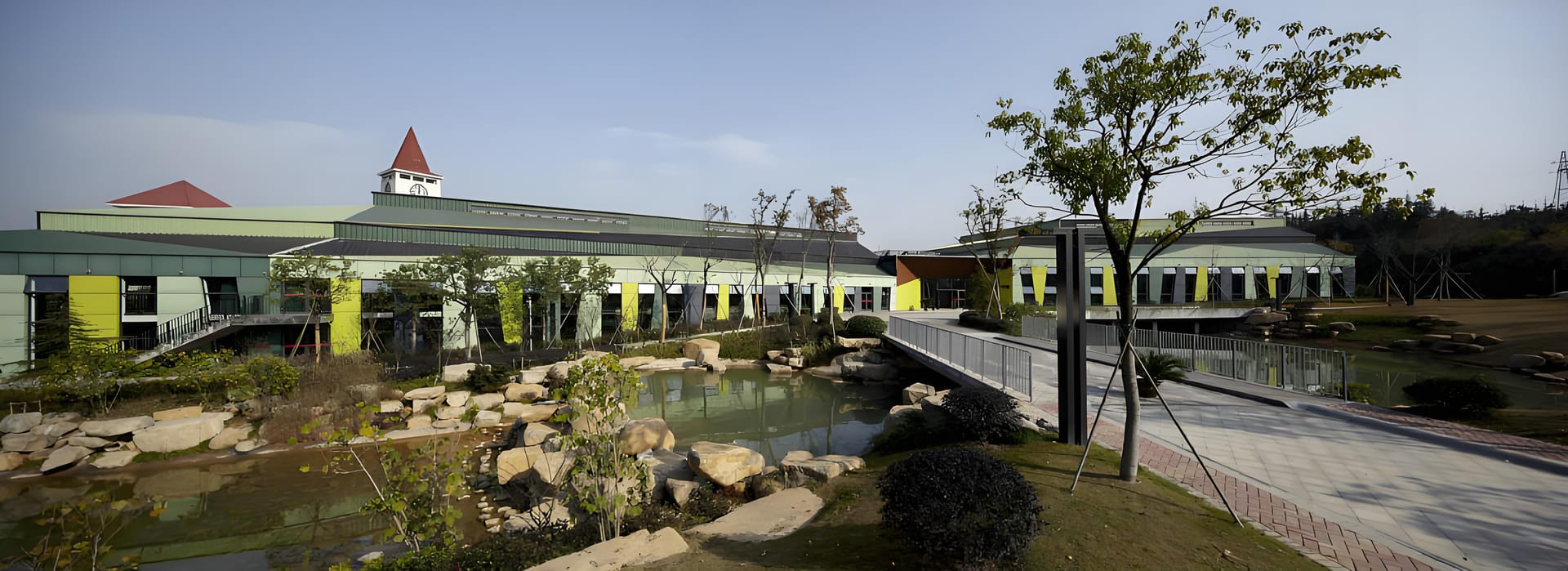 还有哦，这所学校的老师们还培养出了几十位学生跨入牛津