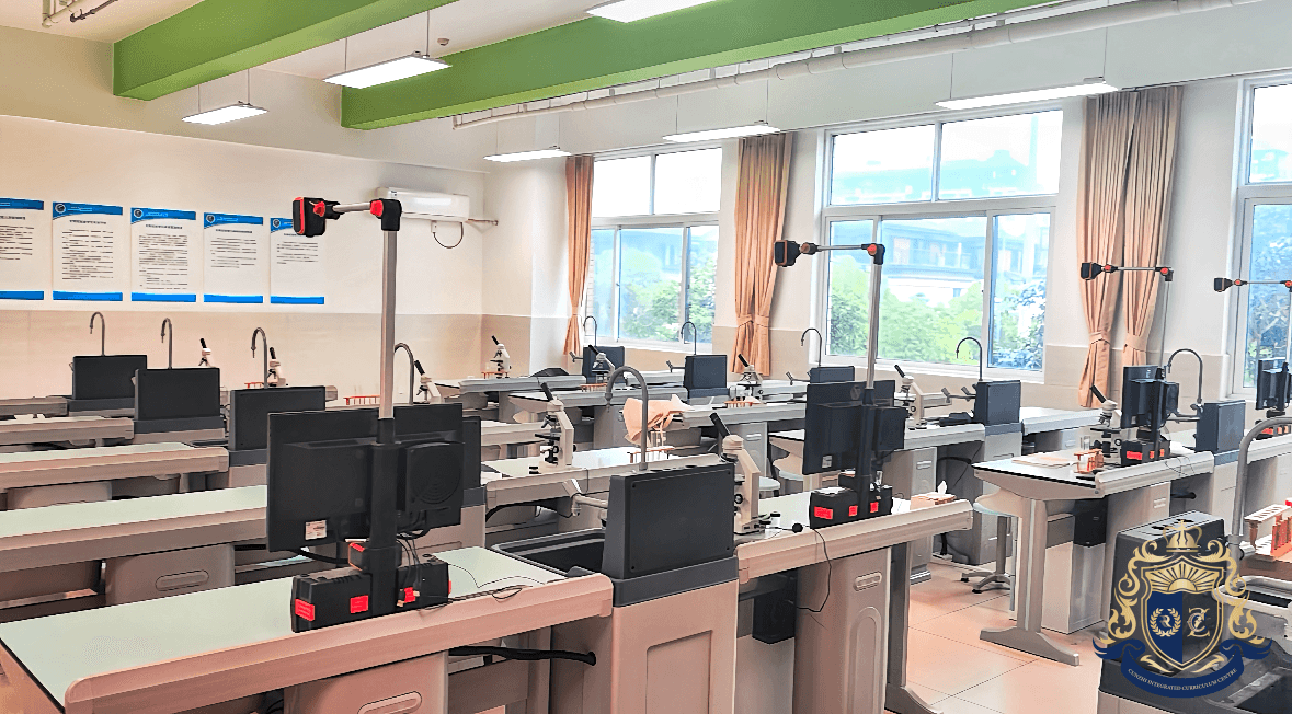 学校与宿舍往返由校车接送。以方便学生上学和放学。(图 6)