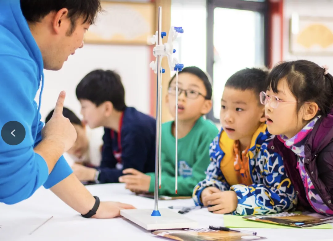 中外教师协作教学,让孩子在文化交融中自信成长。