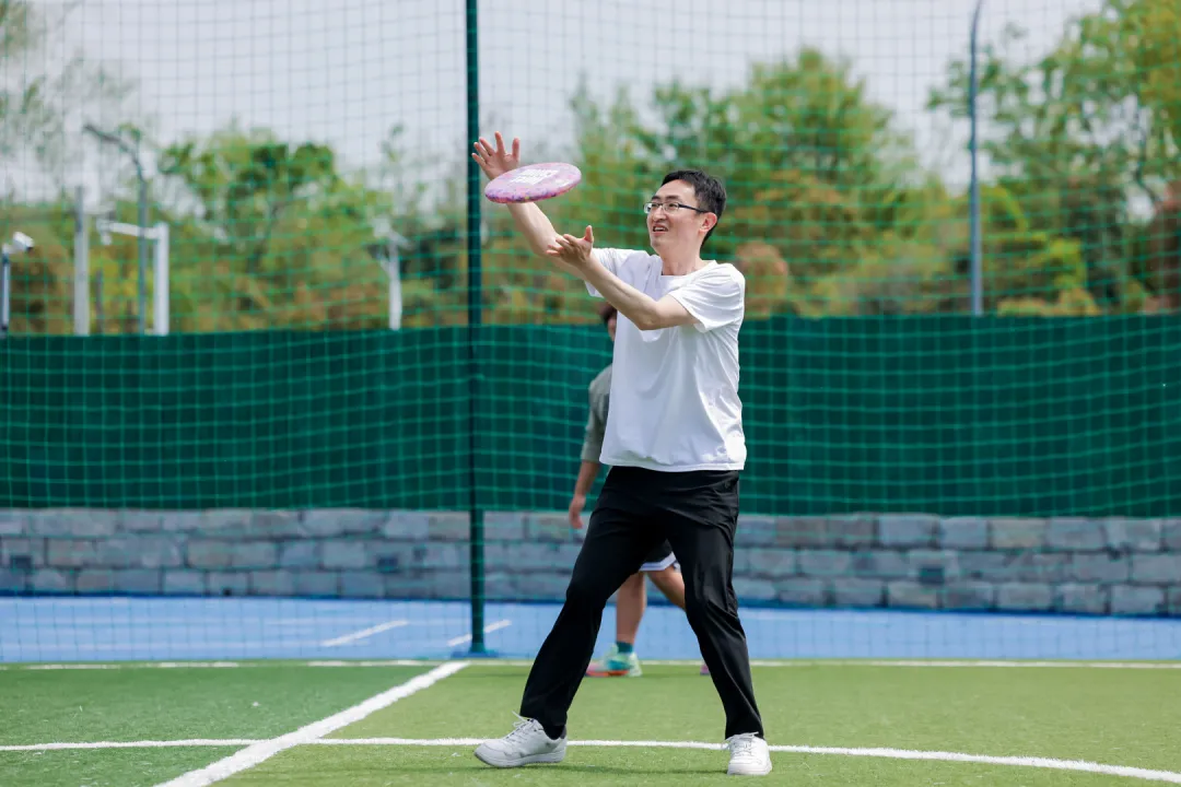 篮球师生 5V5 对抗赛成为全场焦点，打破了师生之间的距离感。