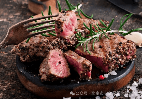 学校食堂坚决杜绝劣质食材、过期食材,所有食材采购严格把关