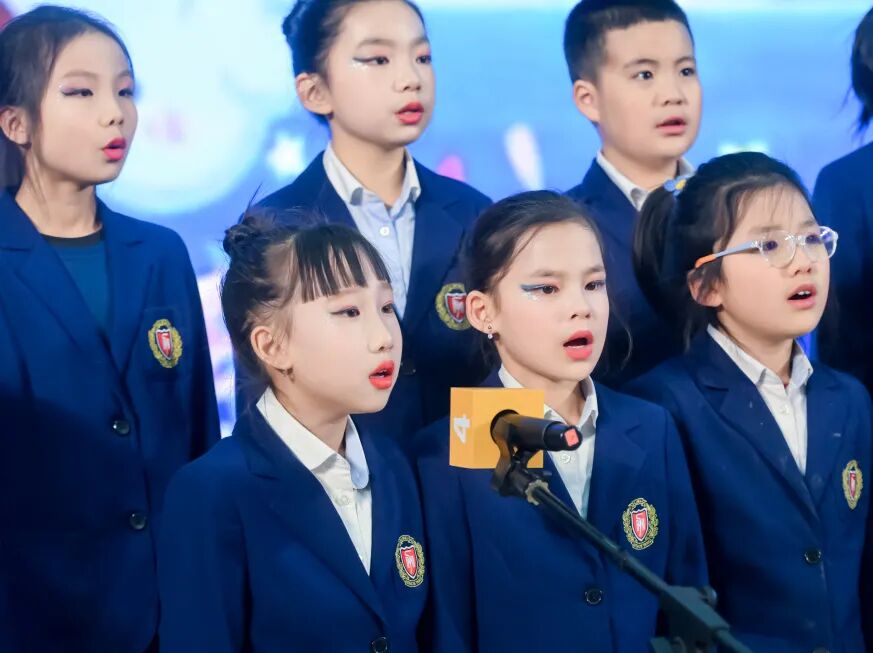 灵动的舞蹈课上，孩子们跟随音乐舒展身体，用动作表达情绪（图 3）
