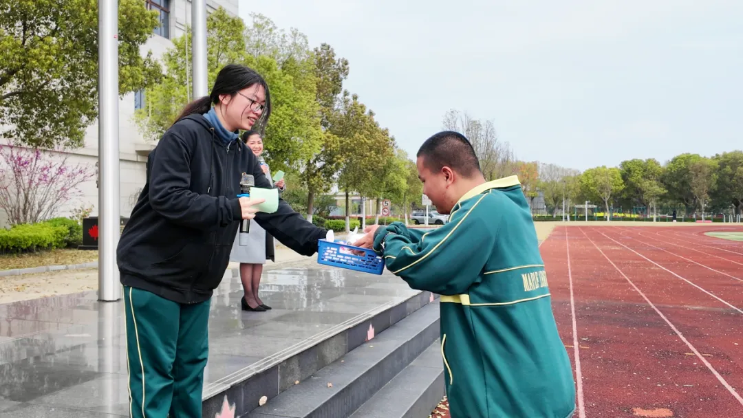 启动仪式上,外方校长 Lucille 与学生代表带来中英双语清明