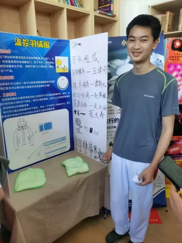 学校自由宽松的环境,不苛求学生千篇一律,鼓励个性发展