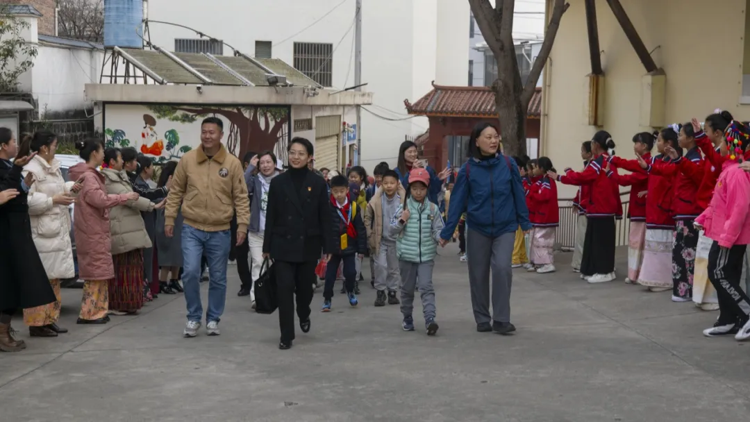下午，气氛转向温厚与鲜活。在 和顺古镇，青石板路、祠堂牌坊