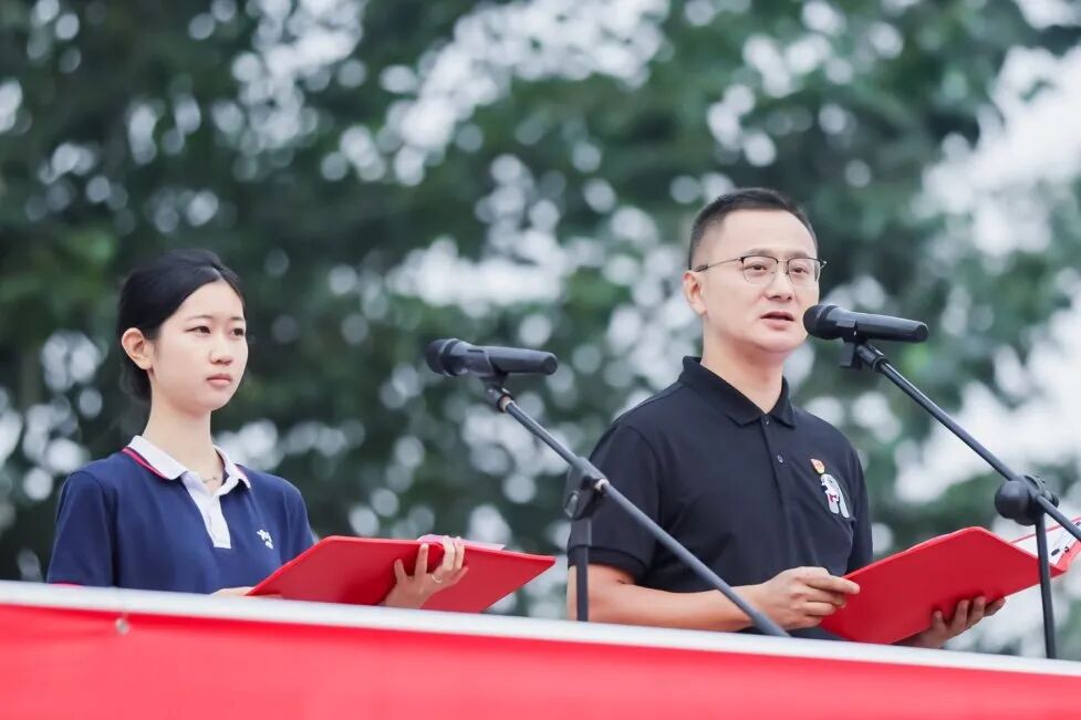 教师代表高畅与学生代表米佩瑶以饱满的热情主持仪式