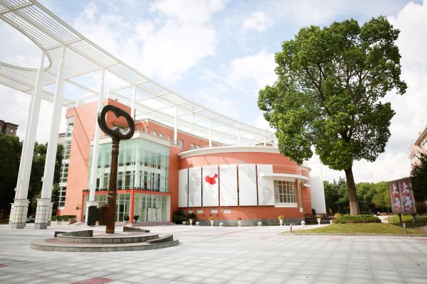 一般来说,国际学校的开放日主要包括校园参观、教育展览