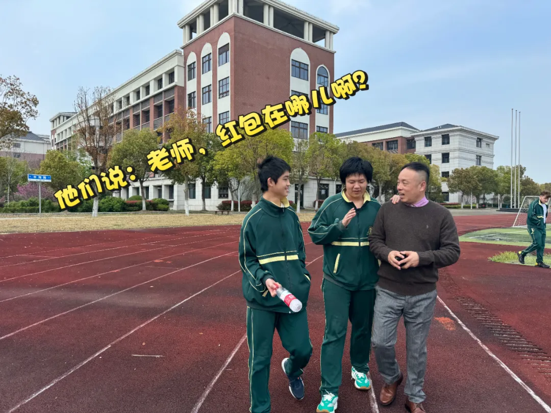 18:30，活动正式拉开序幕，同学们手持荧光棒在北楼大厅有序集结