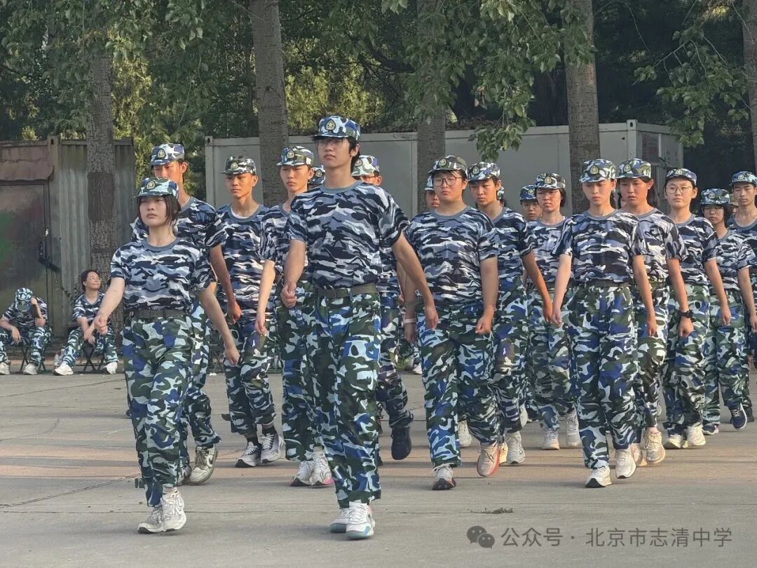 仪式结束后,军训正式拉开序幕。站军姿、练队列、擒敌拳训练(图 4)