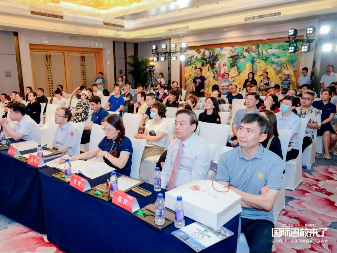 另外,学校还会定期组织扶贫活动,以此让学生触动到自己内心深处最柔(图 3)