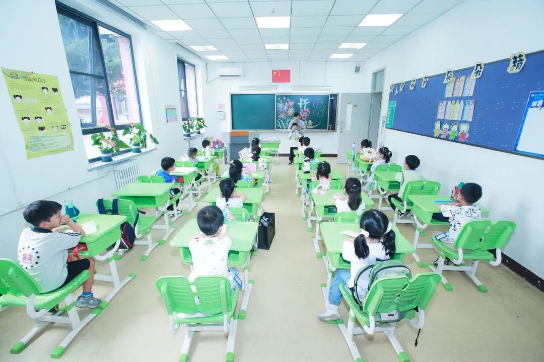 午餐时分,孩子们有序排队、轻声交流,餐盘干净