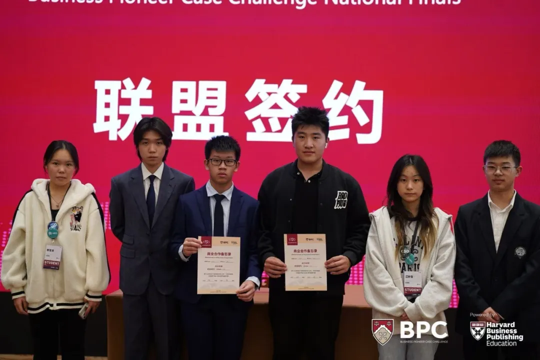 班主任则评价 Bobo 是自带思辨锋芒、坚守正直底色的少年。