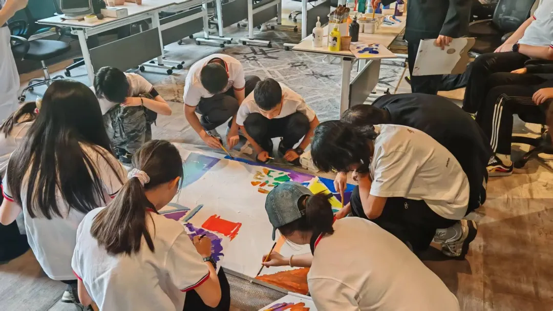学校课程重点聚焦一带一路沿线英语系国家与地区，包括中国香港