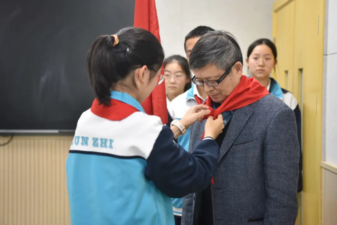 校长唐敏跃出席闭幕式,并为闭幕式致辞。