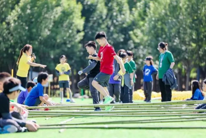 美术课在学习色彩、线条外,还会带孩子们了解艺术家流派