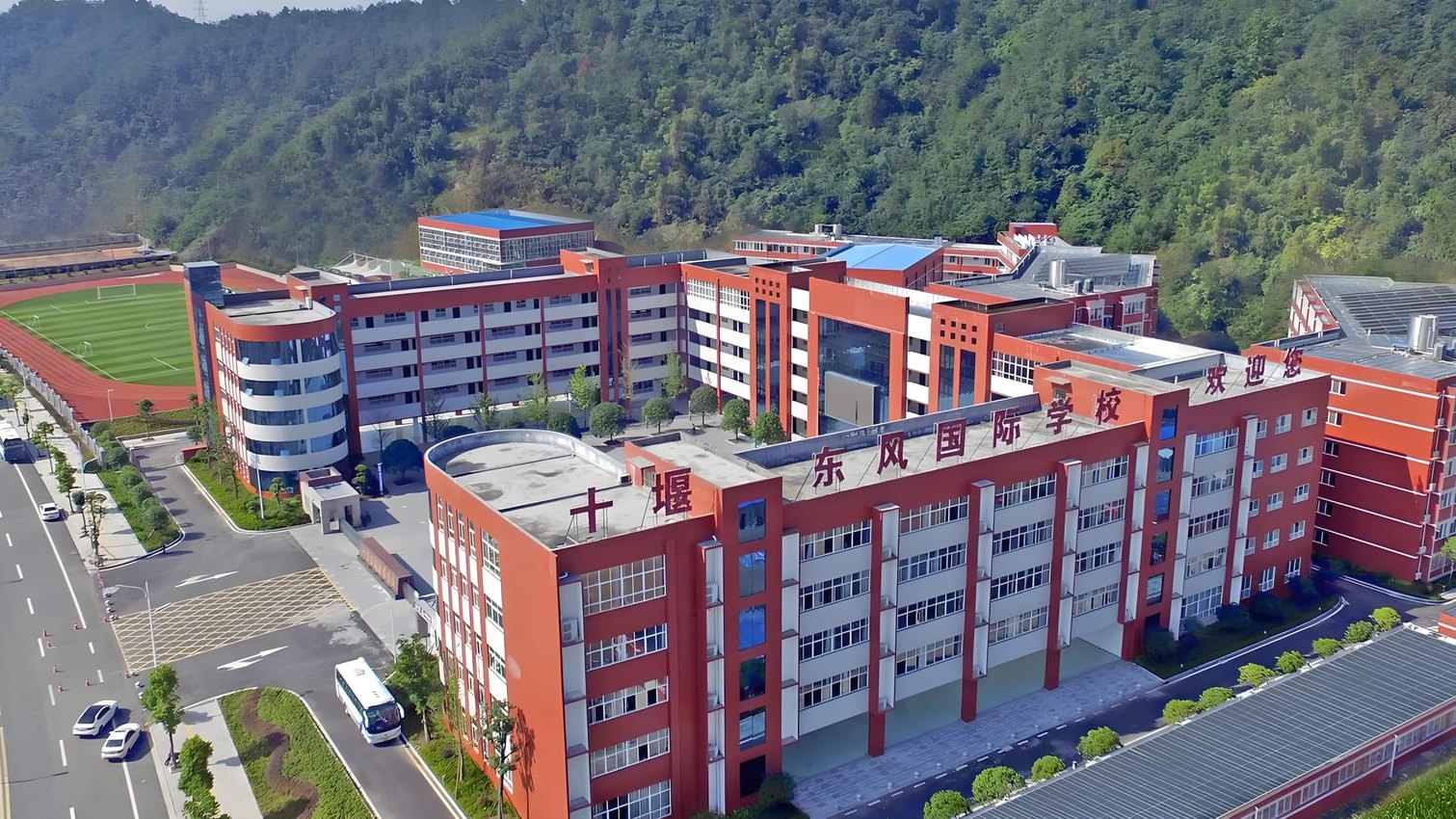 十堰东风国际学校官网是什么？