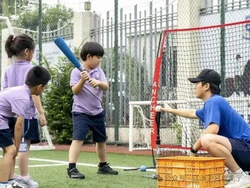 在小初阶段，开设巴西柔术、小提琴、钢琴等素质课程（图 3）