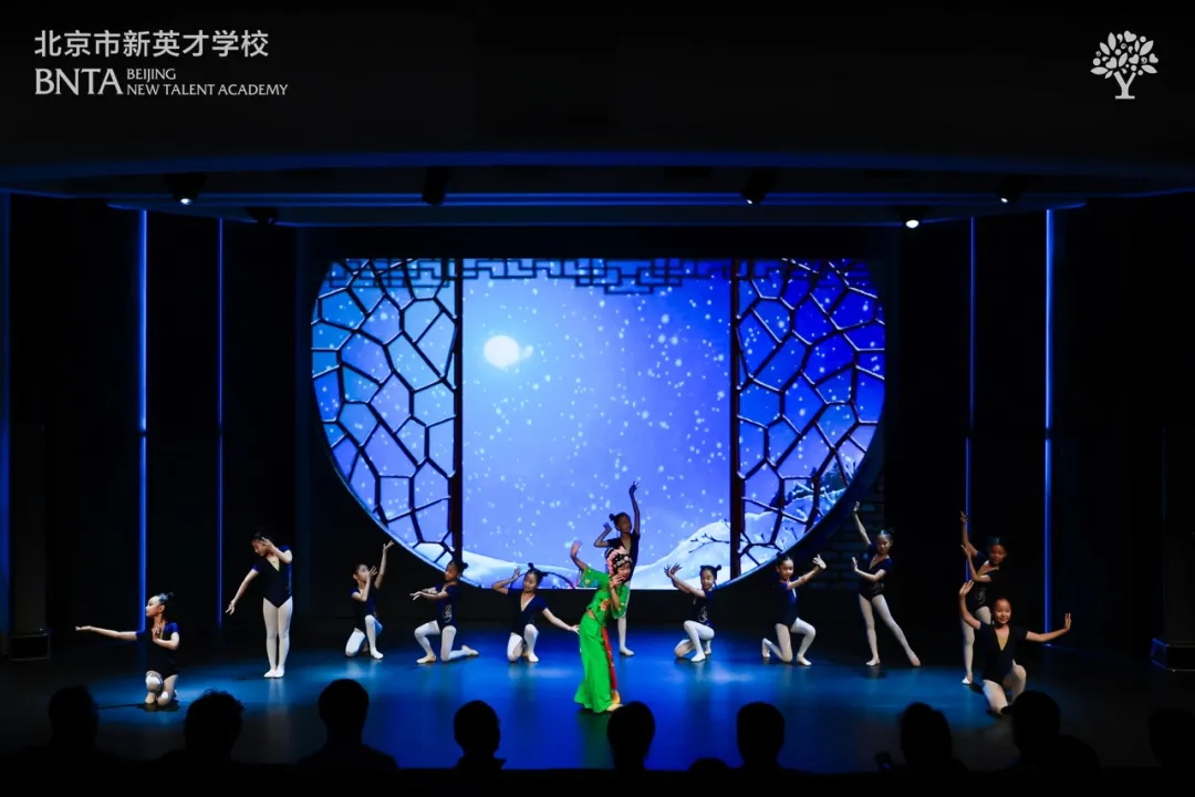 《男武女舞》表演拉开活动帷幕,舞台上展现着一幕幕刚柔并济的动人图
