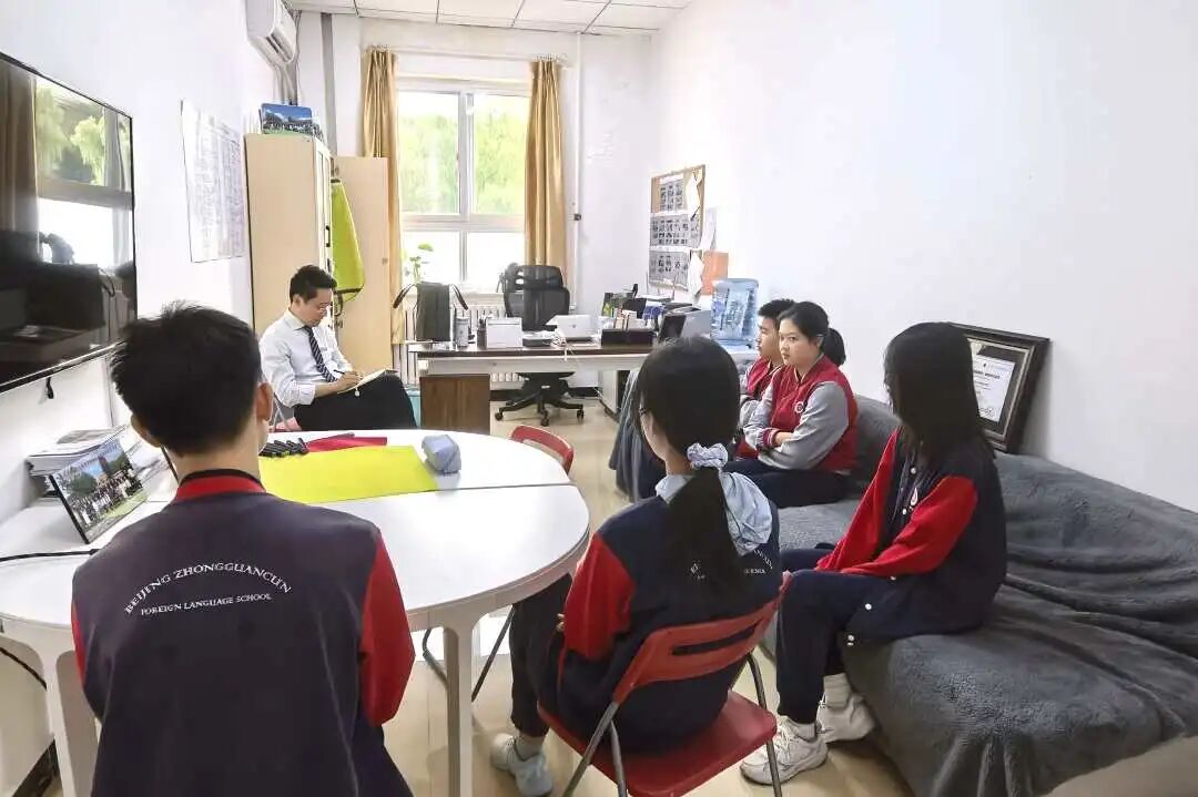 在国际部副校长李悦的导师小组中,学生们借助 成长树 展开对未来的